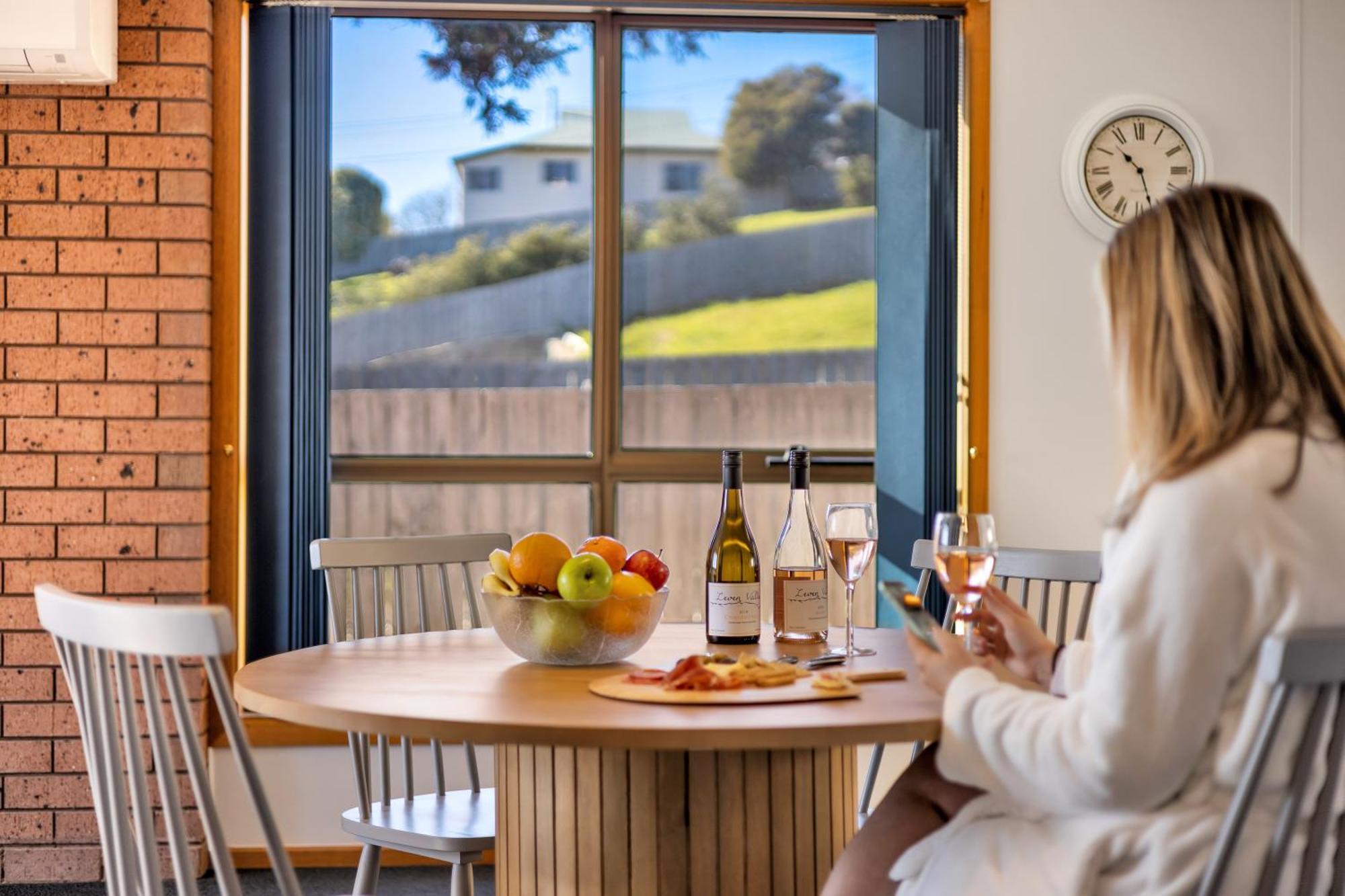 Madsen Retreat Hotel Penguin Bagian luar foto
