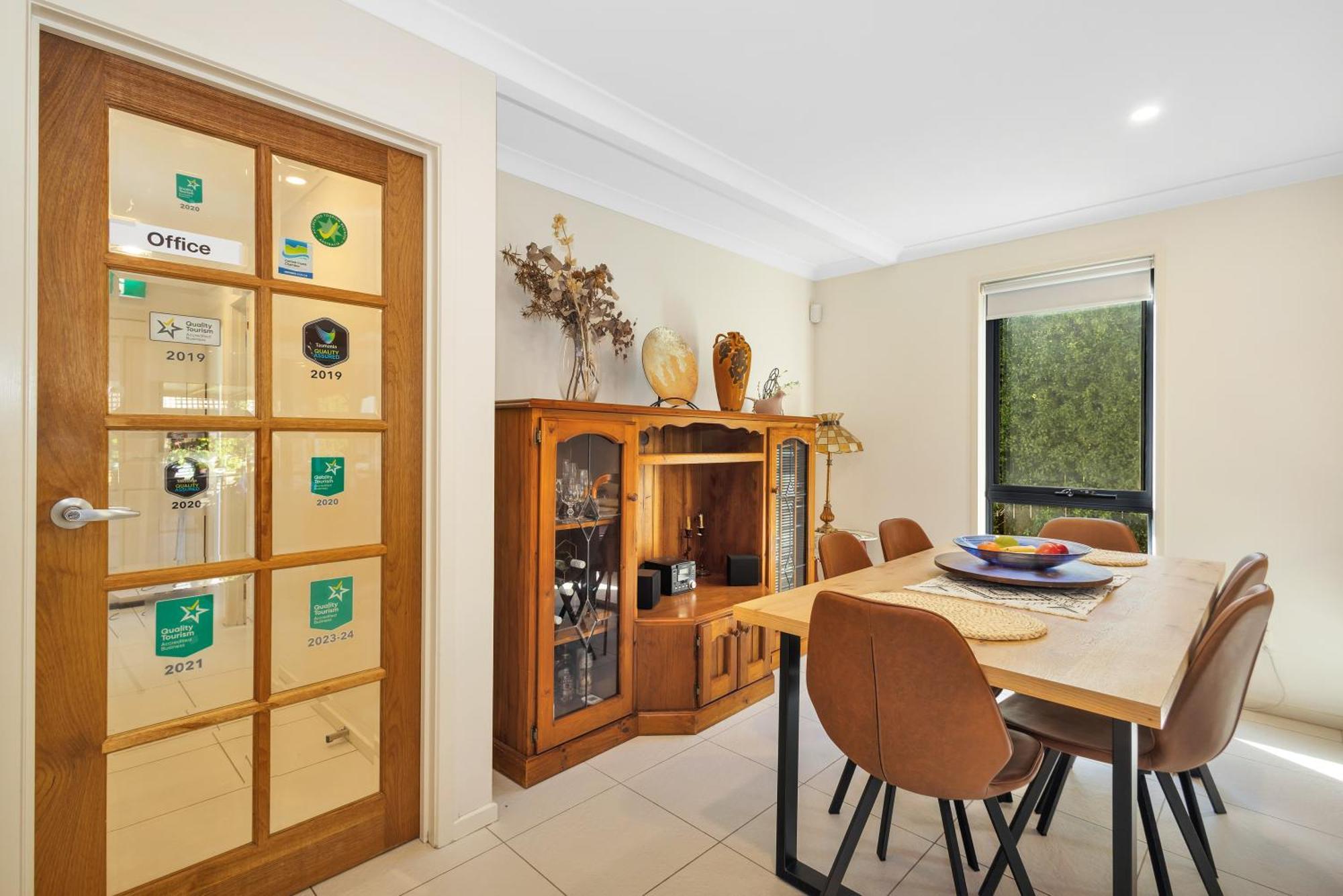 Madsen Retreat Hotel Penguin Bagian luar foto
