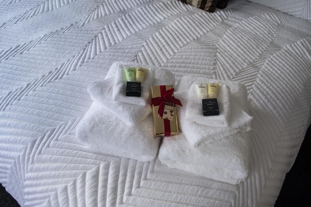 Madsen Retreat Hotel Penguin Bagian luar foto