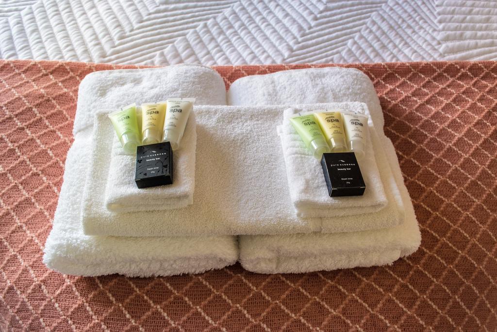 Madsen Retreat Hotel Penguin Bagian luar foto