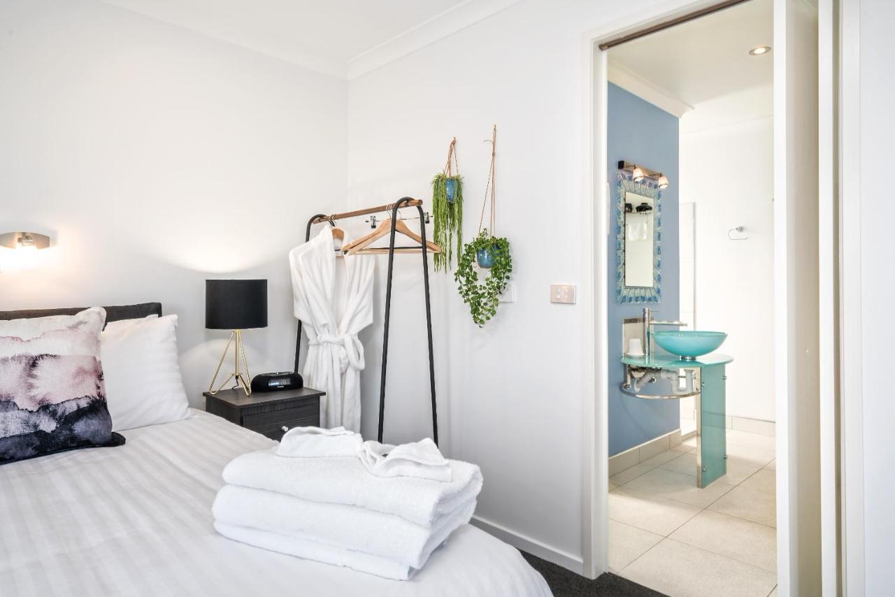 Madsen Retreat Hotel Penguin Bagian luar foto